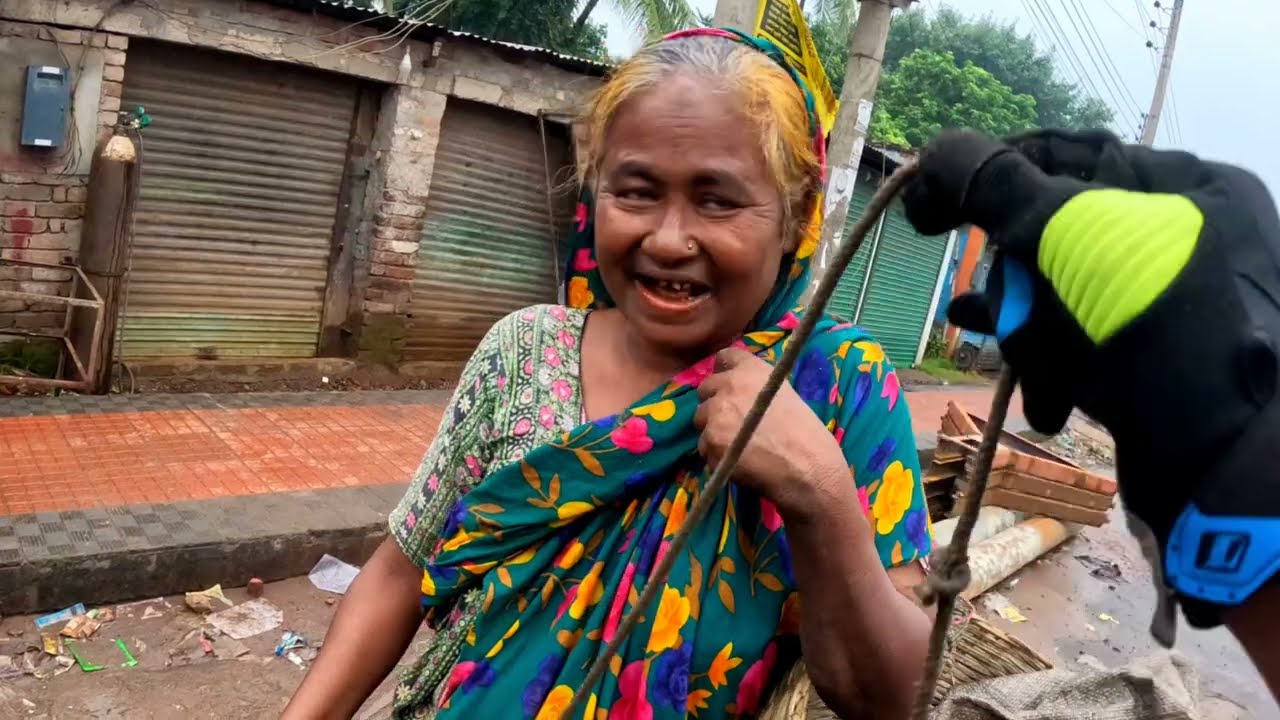 রাস্তার সোনা কুড়িয়ে নিচ্ছে খালা !!
