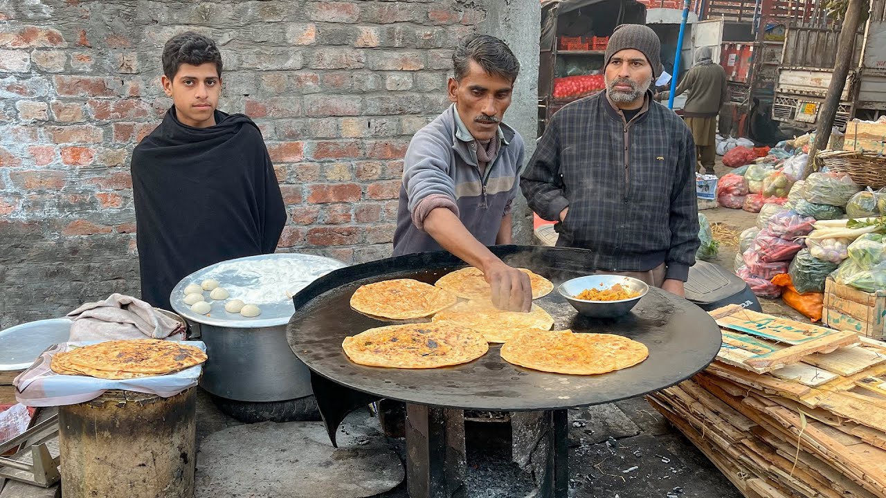60/- Rs VILLAGE STYLE WINTER FOOD STREET | SAAG PARATHA LAHORE