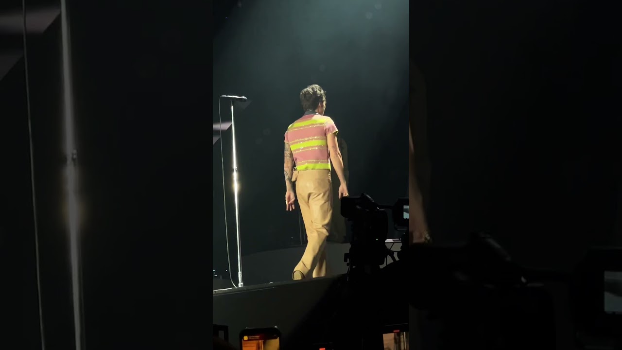 when u hear sarah jones' stick, u know what's coming #harrystyles #hslot #loveontour