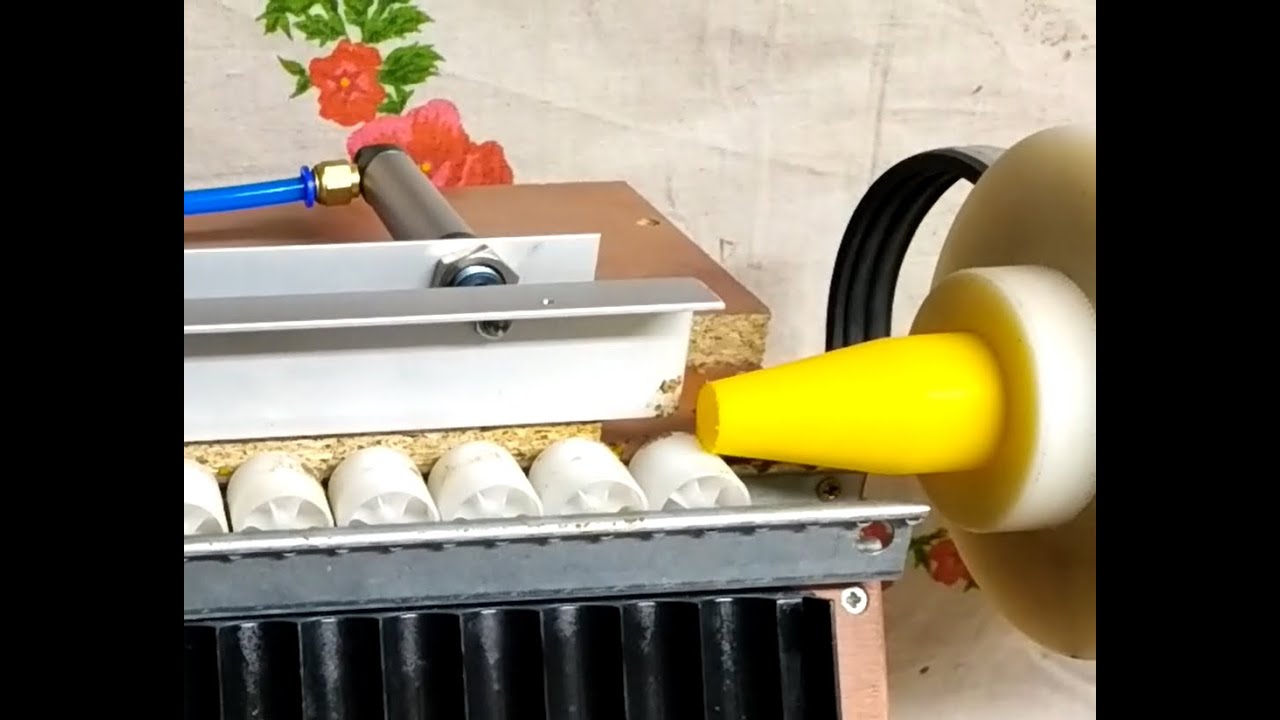 Opis budowy zrzutki do kulek proteinowych..
