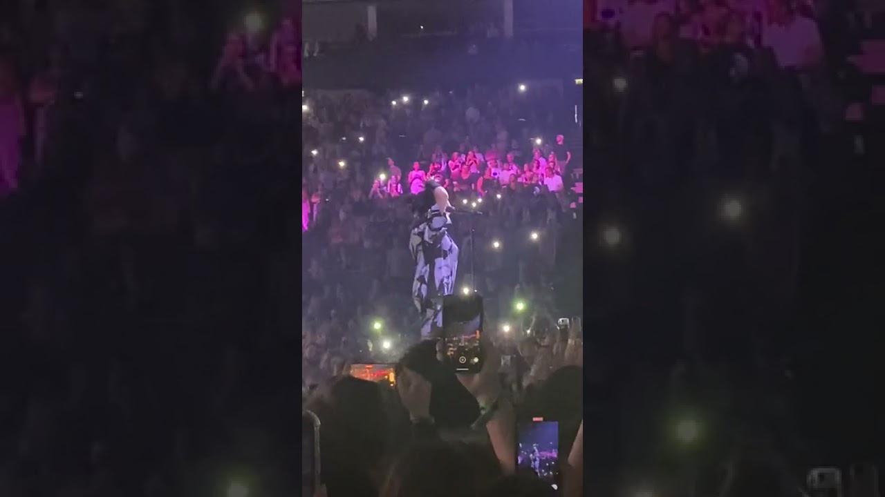 BILLIE EILISH singing Halley’s comet at the O2 Arena 10/06/22