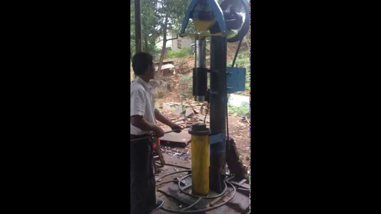 Máy búa rèn tự chế của DNTN cơ khí Nhân Độ đt: 0942757766