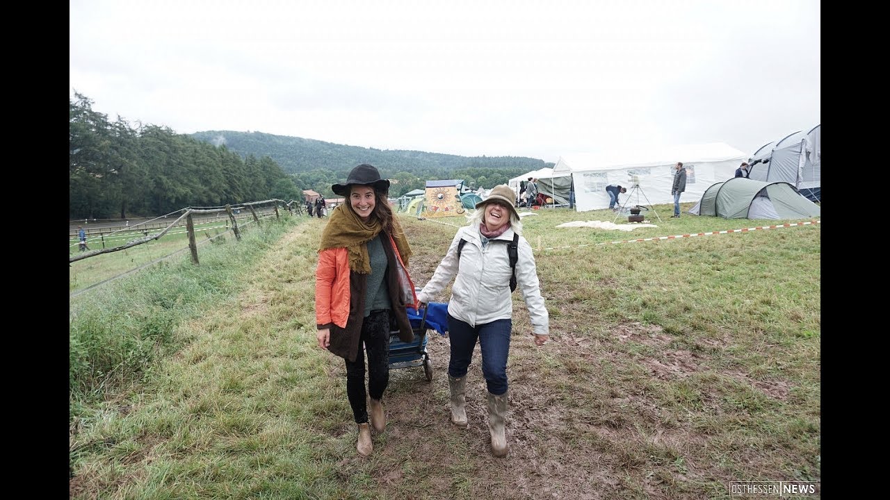 BURG HERZBERG FESTIVAL 2017  -  Gummistiefel und gute Laune: Regen juckt die Hippies nicht wirklich