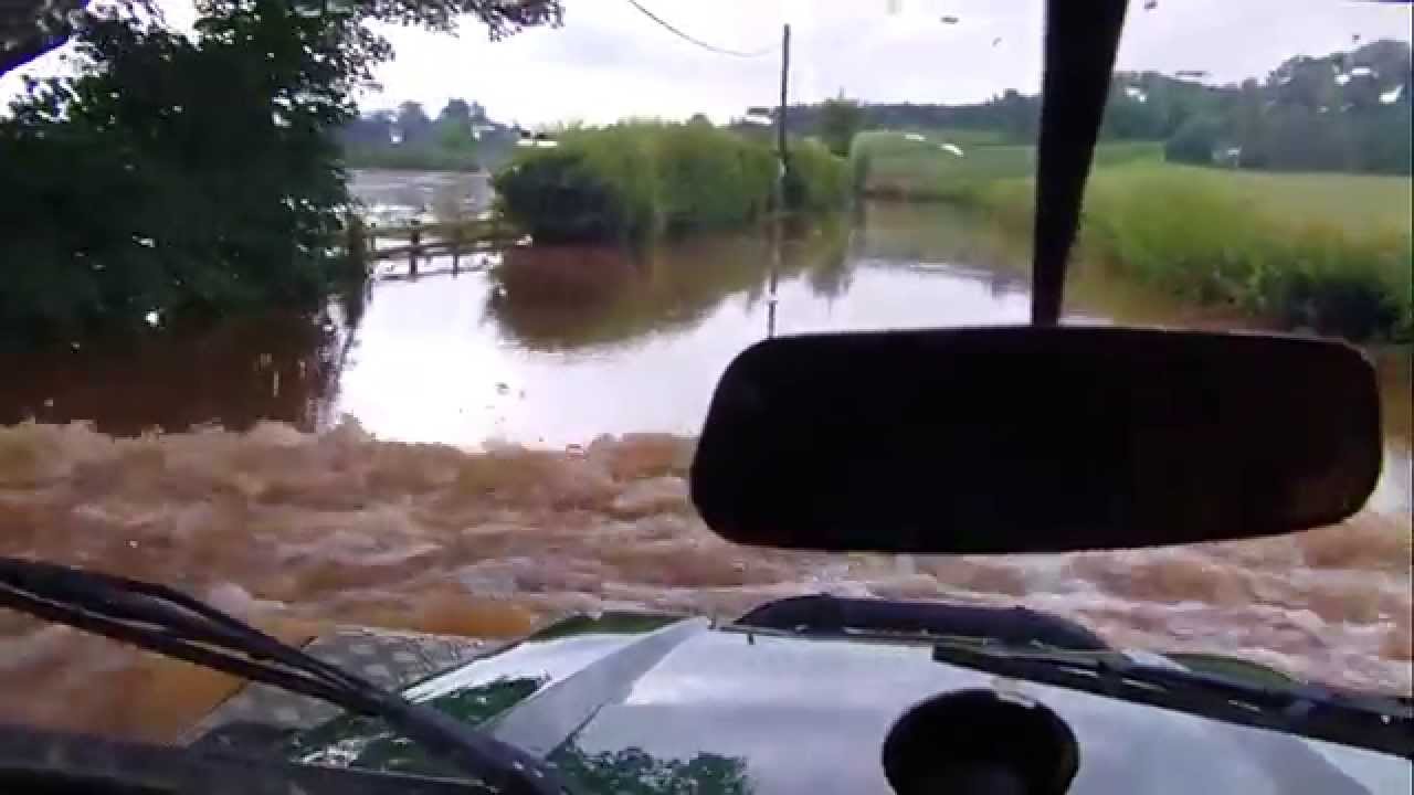 Landrover Defender Wading deep flood water