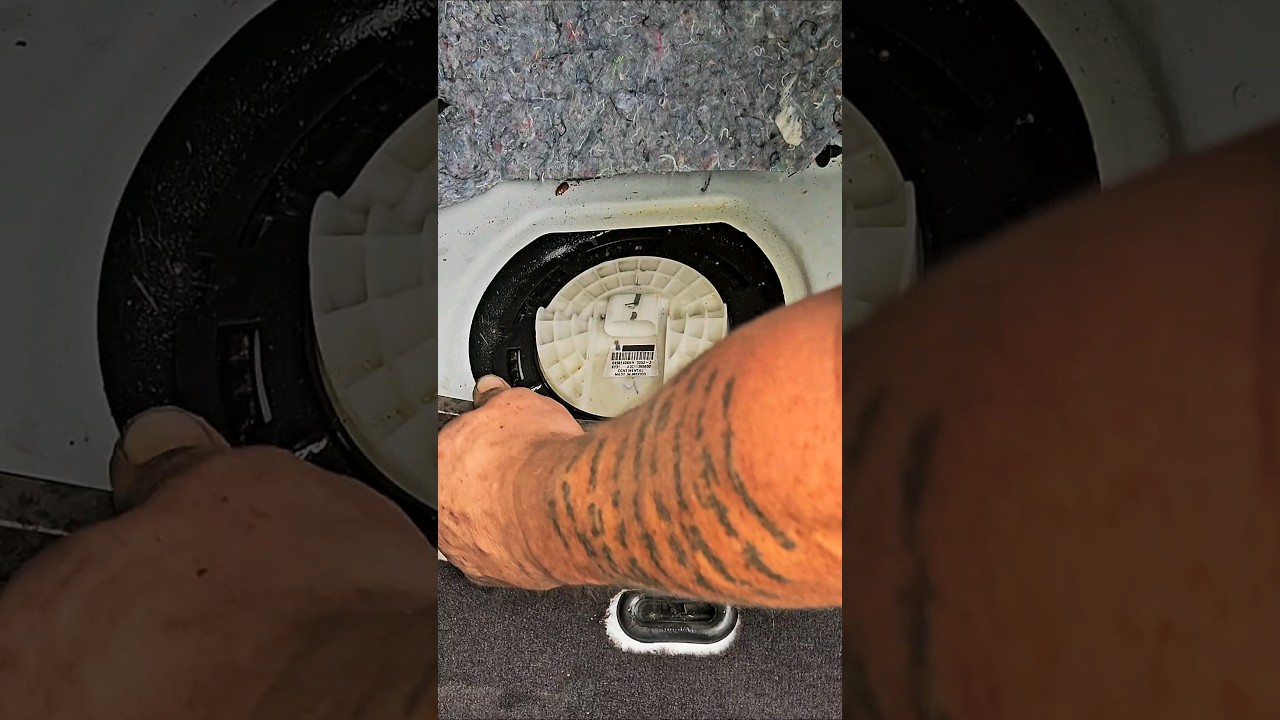 How To Change A Fuel Pump In 60 Seconds [Chrysler 300c] #mobilemechanic #semperfimechanic #columbus