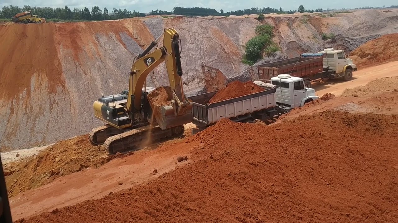 Escavadeira trabalhando