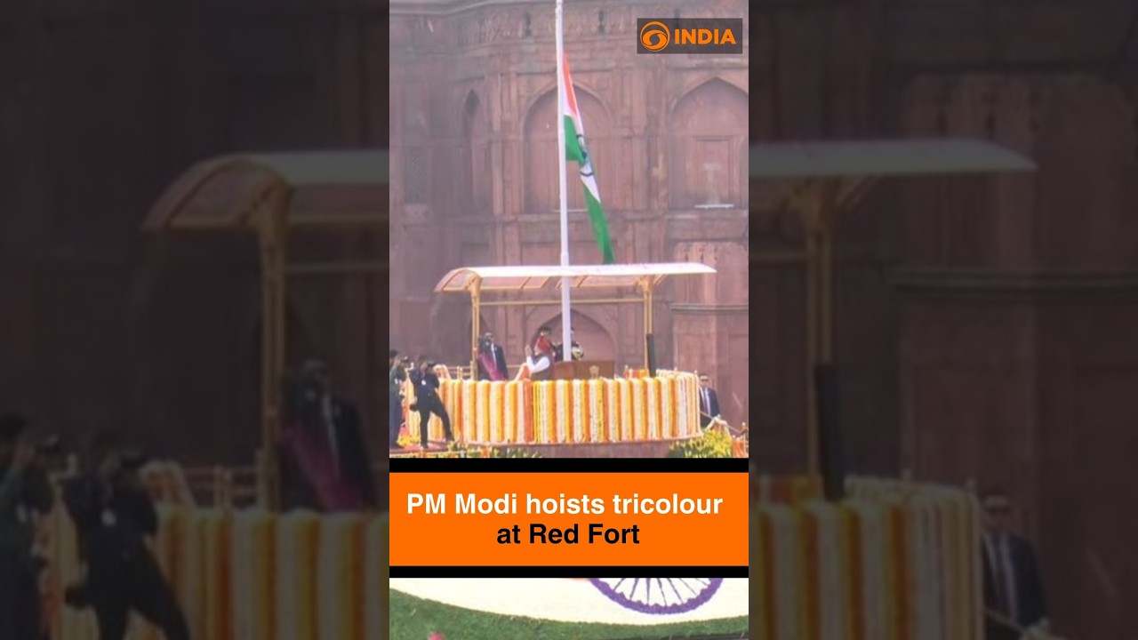 PM Modi hoists tricolour at Red Fort on India&rsquo;s I-Day celebrations