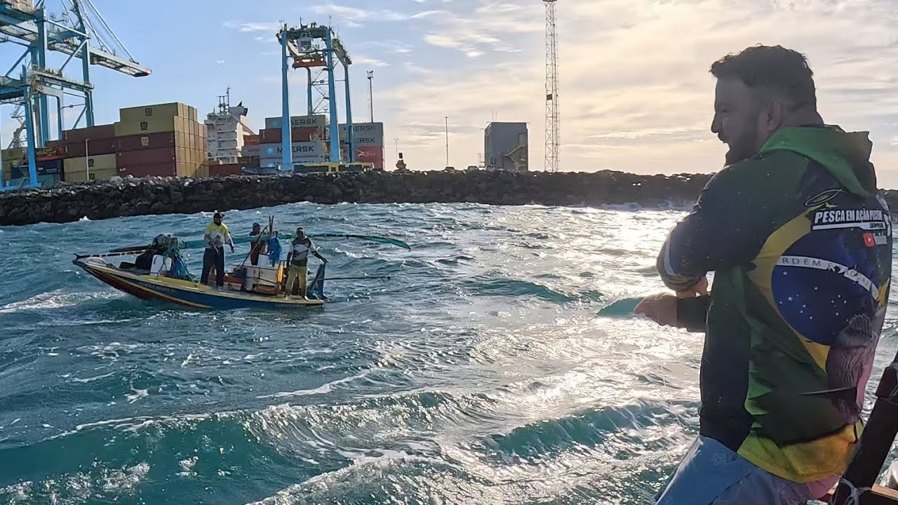 Encontrei os Pescadores em Ação Jangada,muita Coragem para  pescar ao lado desse Paredão passando🪨🚢🌊