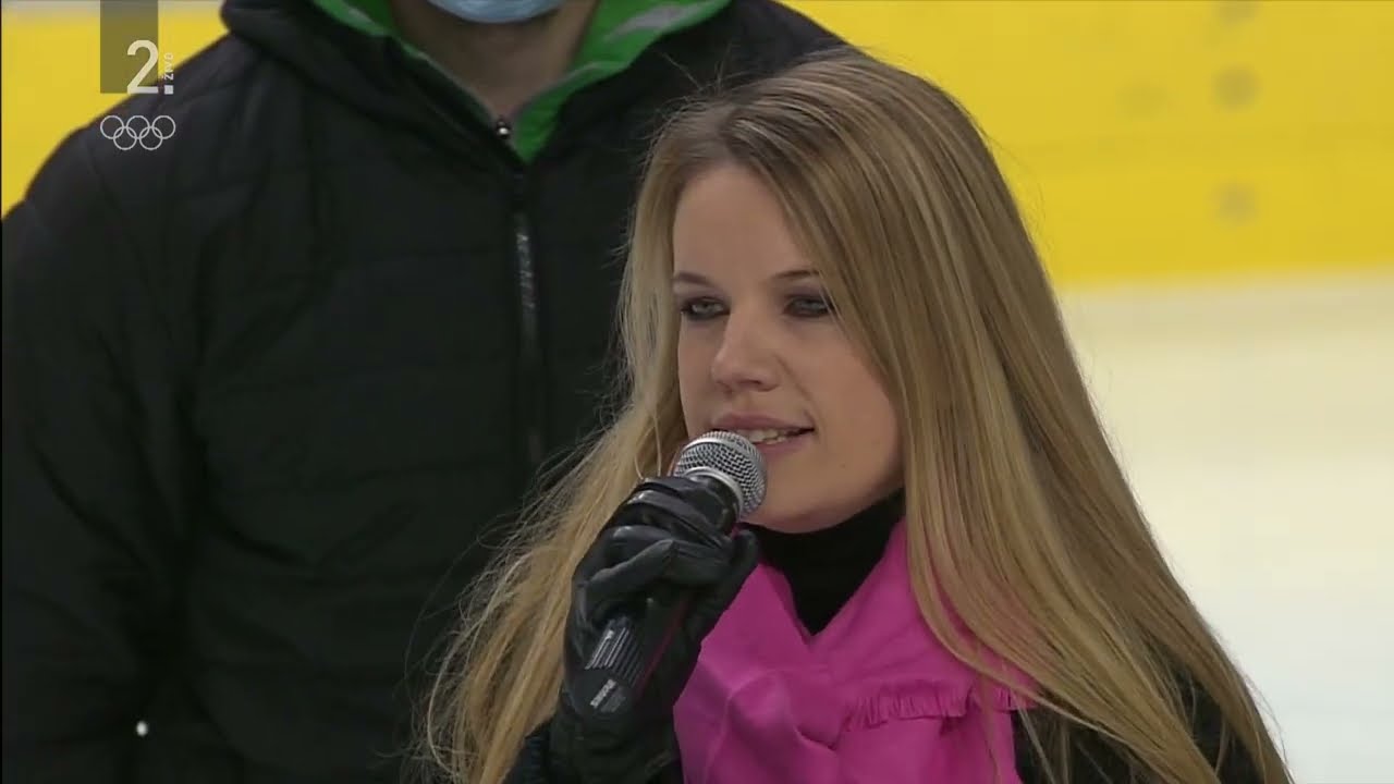Ana Soklič - Slovenska himna na državnem prvenstvu v hokeju