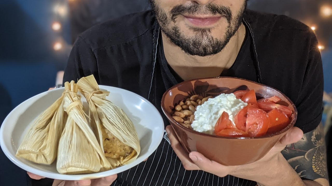 ASMR-Comiendo Tamales Y Frijoles Con Queso