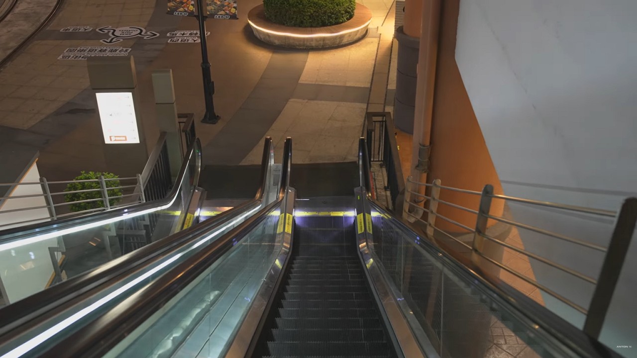 Taiwan, Kaohsiung, SKM Park Outlets, 2X escalator @ night