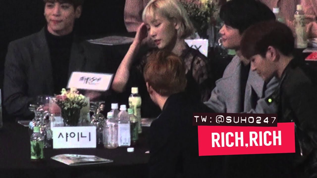 160114 서울가요대상 샤이니테이블에서 돈도 줍고 신난 준면이