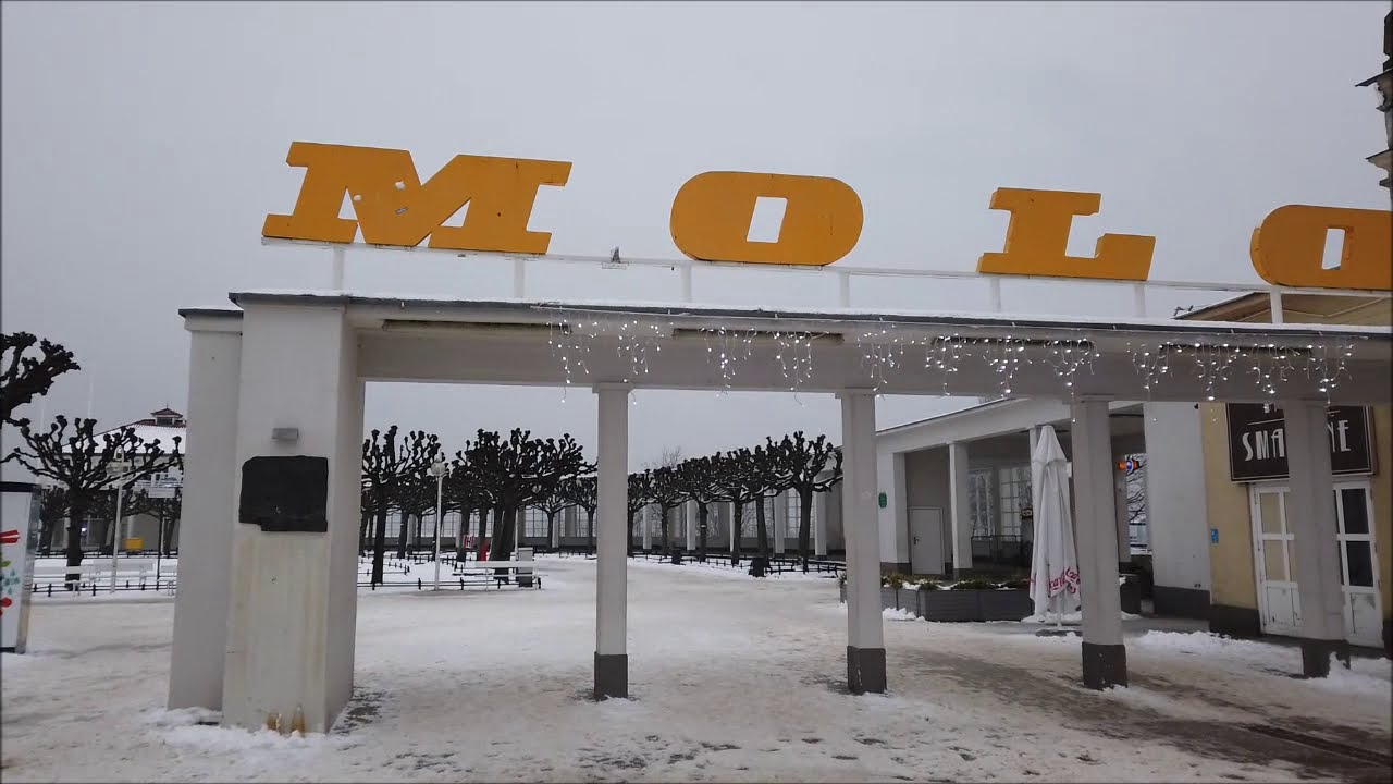 Molo i plaża w Sopocie zimą