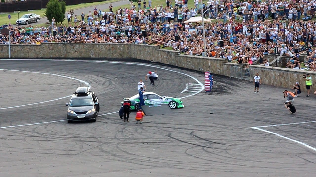 Прыжок через машину на #DriftLogoysk17