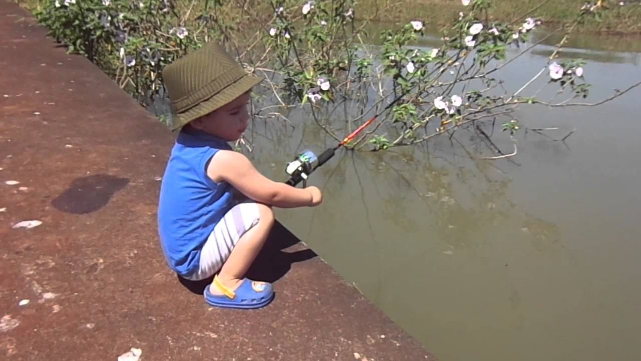 crian&ccedil;a pescando