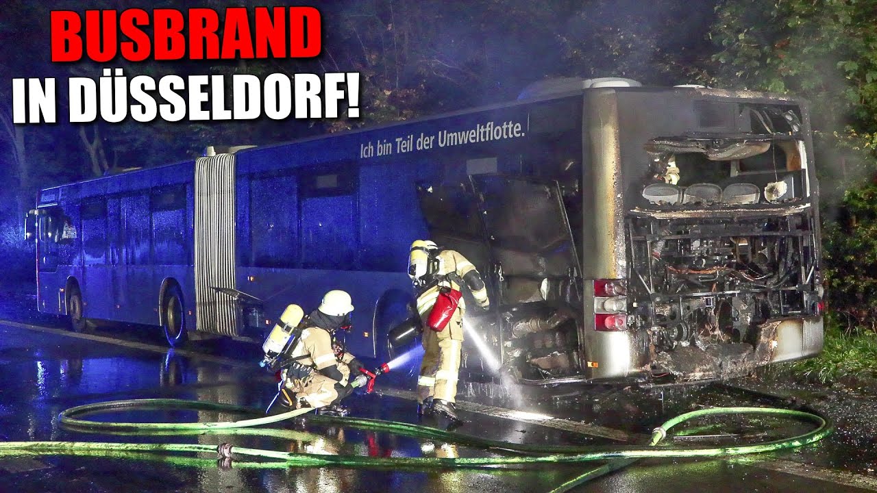 [BUSBRAND IN DÜSSELDORF] - Motorraum eines Gelenkbusses in Vollbrand ~ Straße massiv verunreinigt -