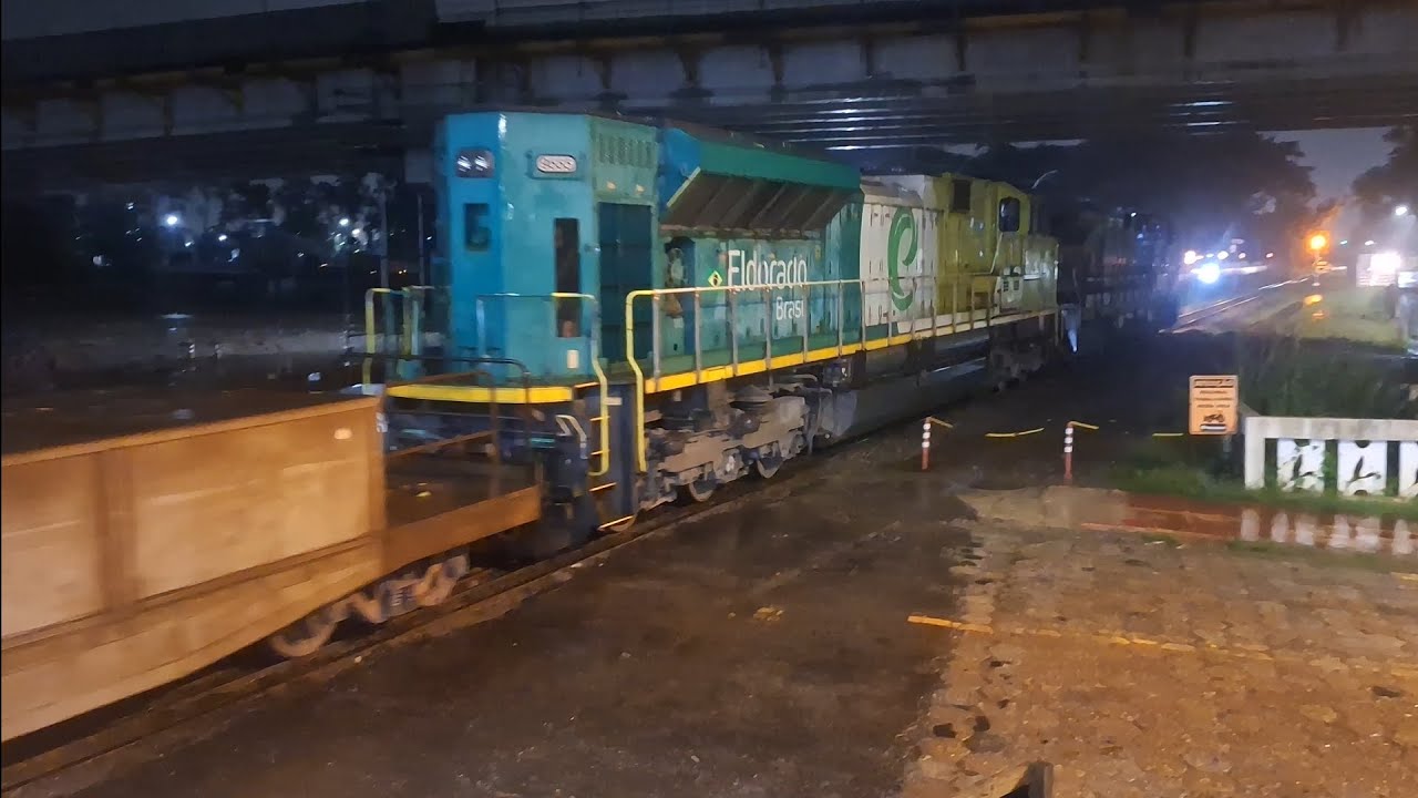 VL! Com ac44i 8585 + (SD70 da Eldorado) + SD70BB 8335 no meio, na passarela no de Cubatão, zzv.
