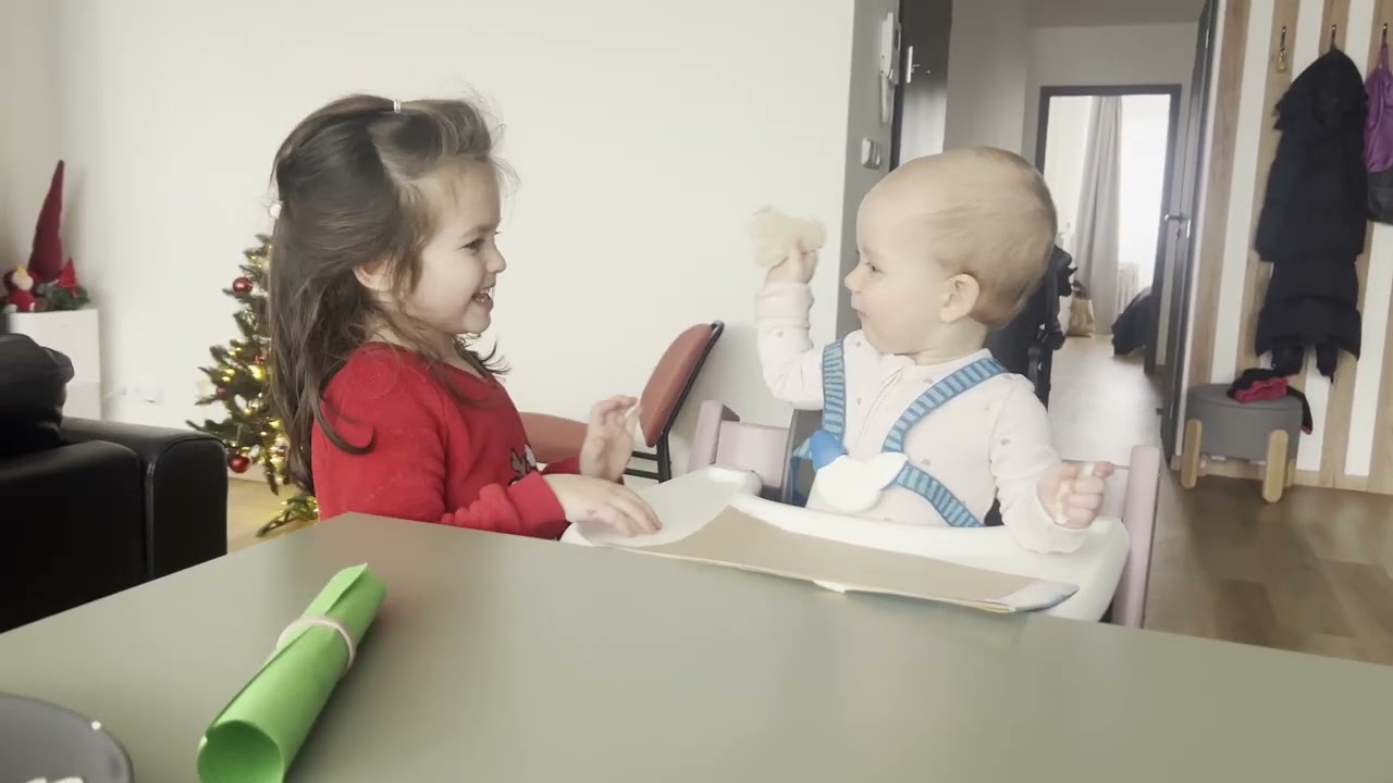 Наташа сміється та грається з маленькою Лізою 💕 Милі дитячі моменти. Cute Kids Moments