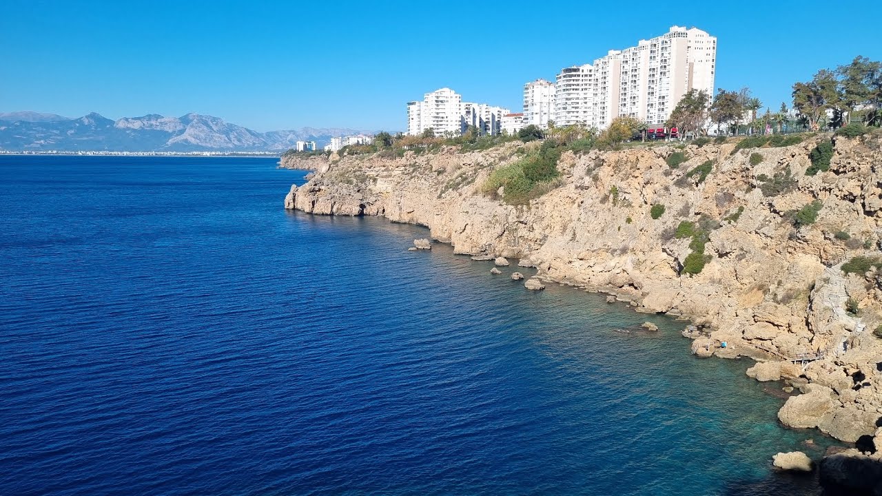 Antalya'dan merhaba. Kasım ayında denize girenlerin eşliğinde Antalya manzaraları.. iyi seyirler.