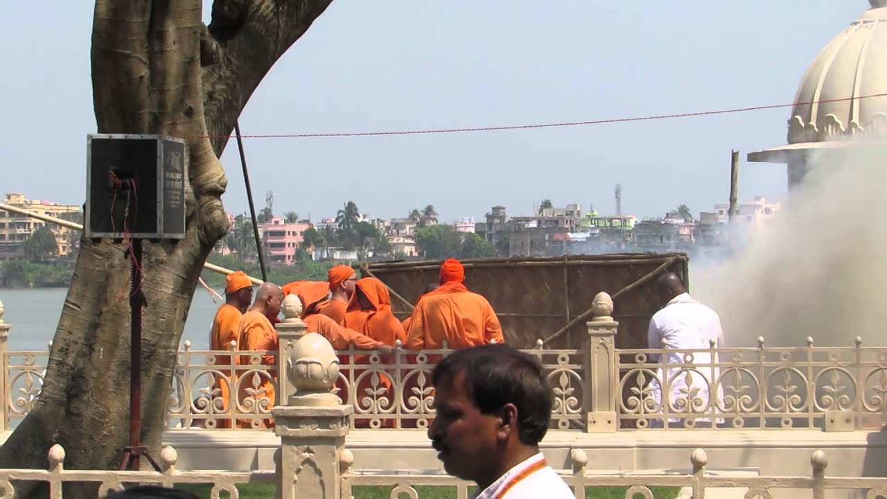Sw. Gitananda-ji Maharaj's Cremation, Oi Je Dekha Jay Ananda Dhama