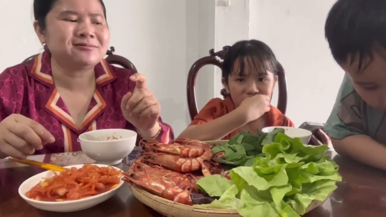 Vlog 37 : tôm sú hấp gói rau cải chấm nước mắm chua ngọt ngon hết sảy #xuhuongyoutube #food #cooking