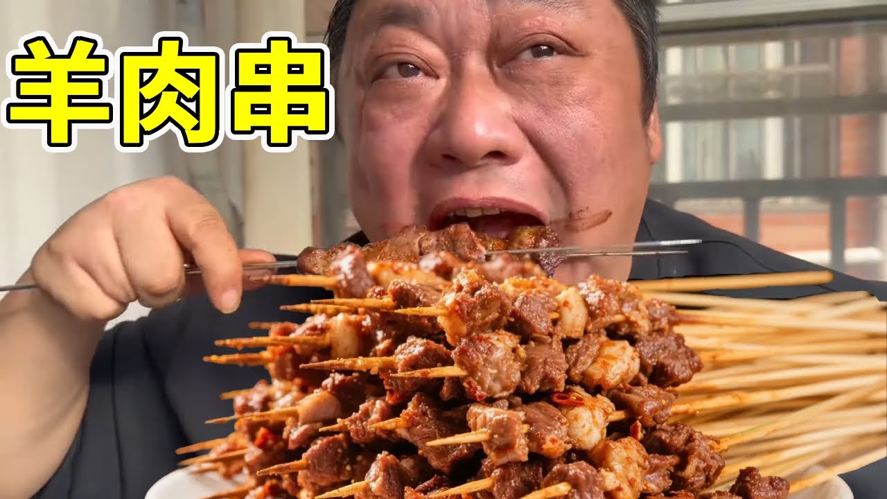 胖龙父子今晚狂炫硬核夜宵！羊肉串配大腰子，爷俩吃得满嘴流油太香了！【胖龙和小家伙】