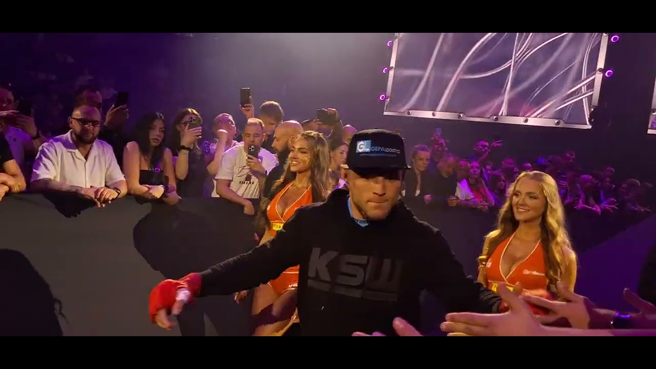 Roman Szymański wejście do klatki XTB KSW 107