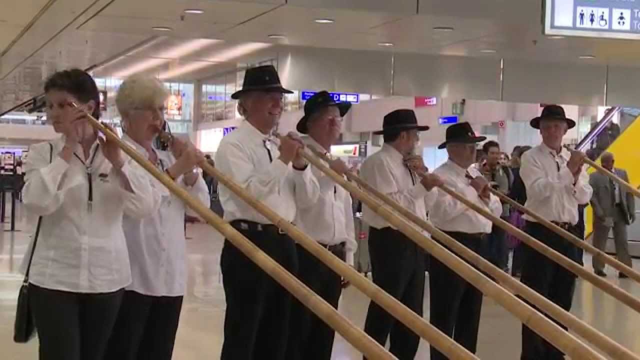 Flash mob au son du cor des alpes à Genève Aéroport !