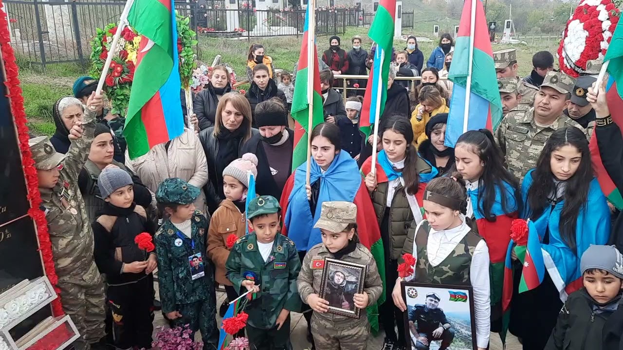 Qazax rayonu. Şəmistan Şəhvələdov adına xanlıqar kənd tam orta məktəbinin  9-A və 1-B sinifi. (1)