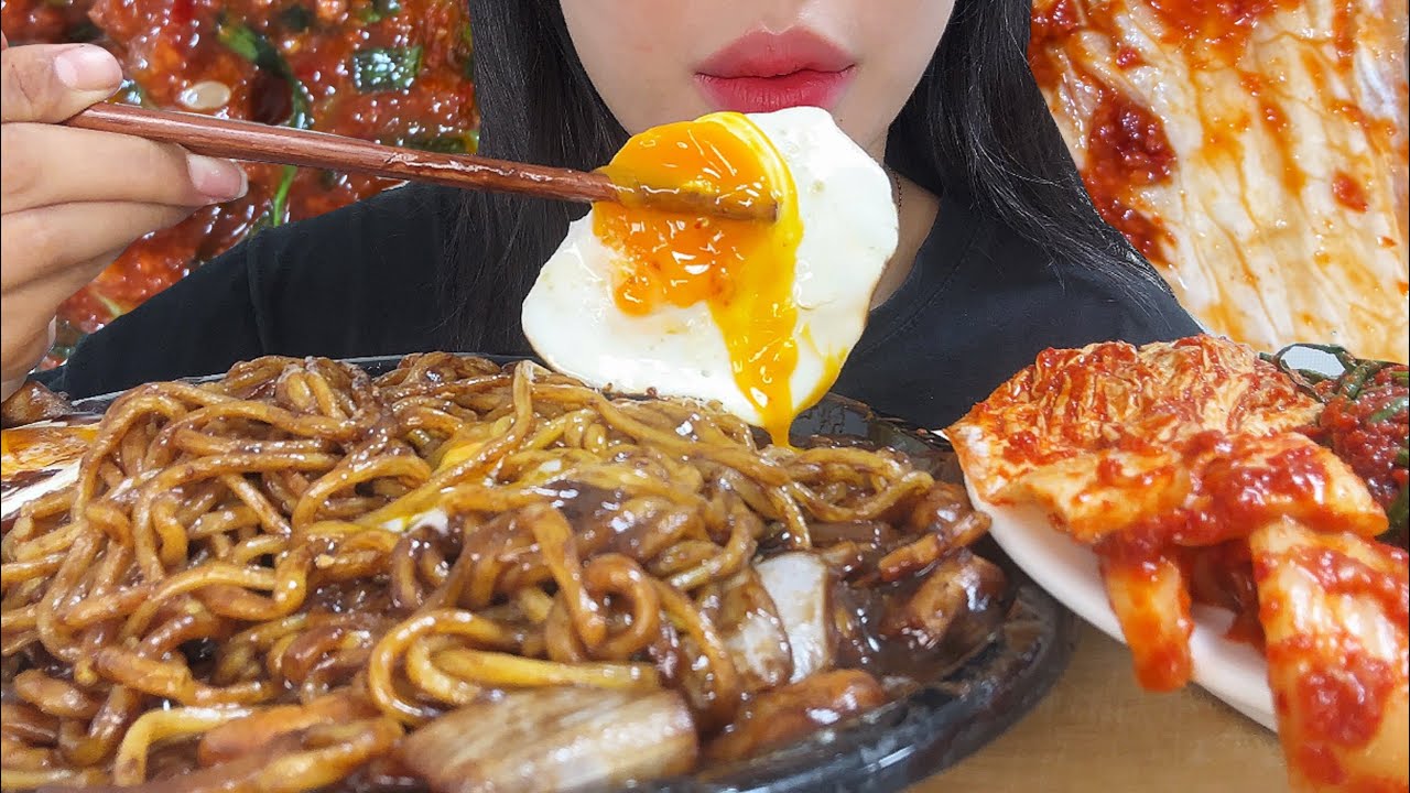 짜장면에 핵매운 핵폭탄 김치🔥 맛있다..😵‍💫