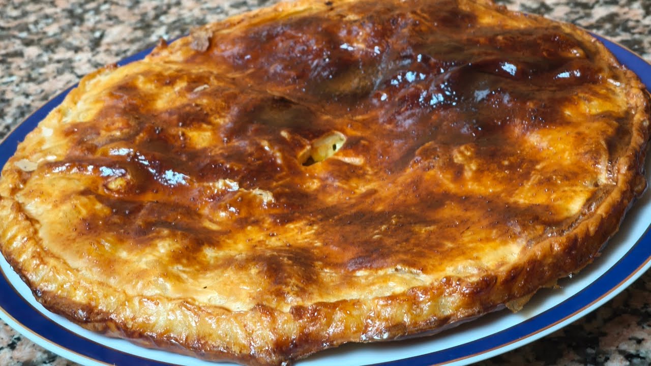 PASTEL DE HOJALDRE RELLENO DE POLLO Y QUESO APERITIVO SUPER SENCILLO Y DELICIOSO 😋