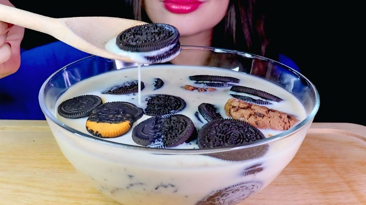 ASMR OREO COOKIES AND MILK MUKBANG EATING SOUNDS