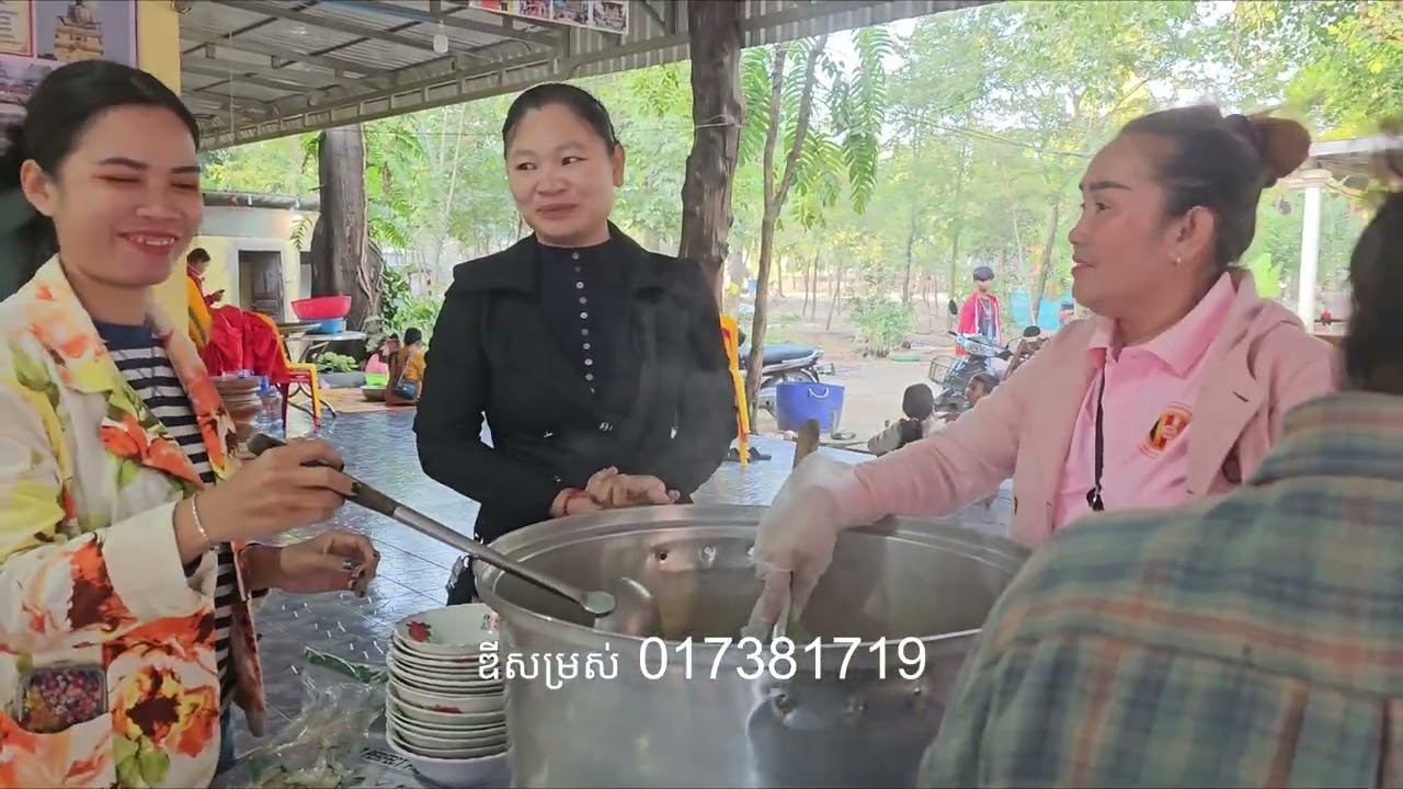 នំបញ្ចុកសម្លការីចែជូនដល់បងប្អូនភៀសសឹក