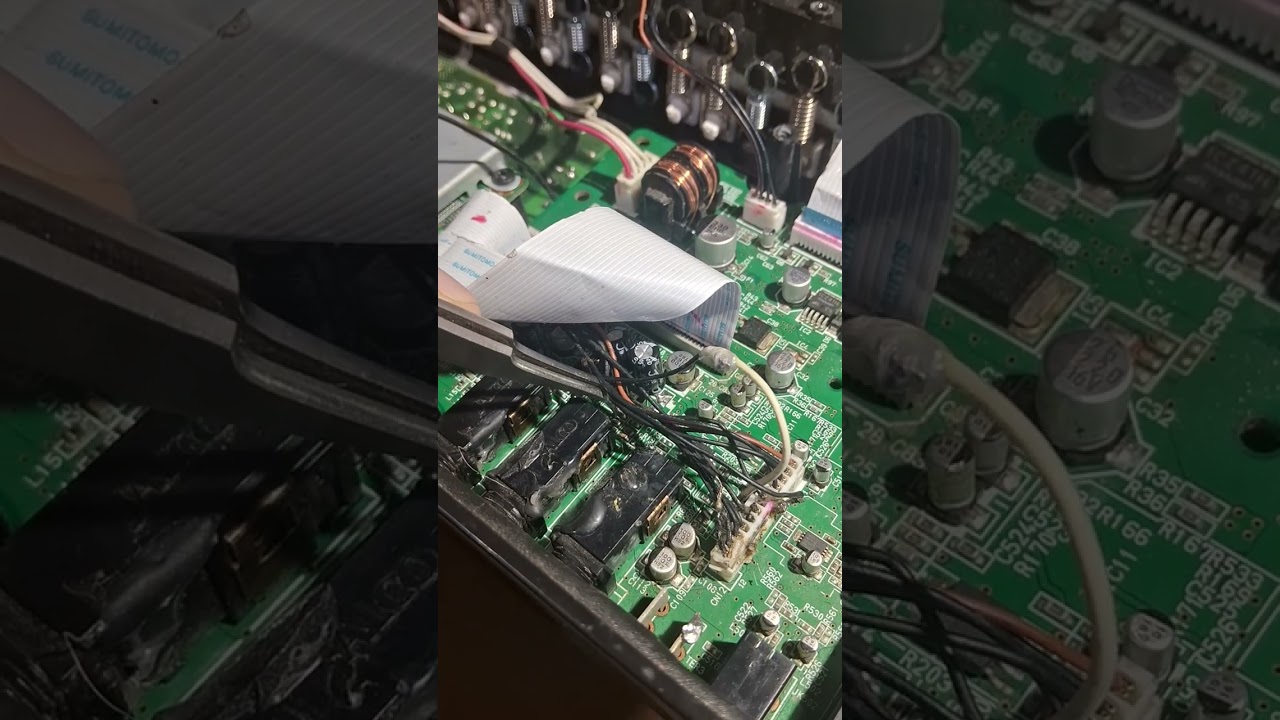 Reparación Roland Juno Di, battery low, placa manoseada, sin audio, panel frontal falla, ¡OK!