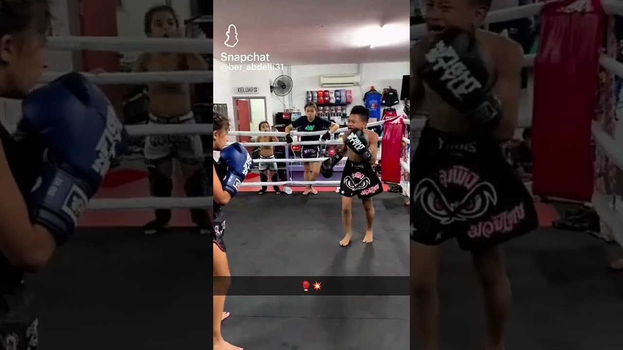 a boxer girl beats a boy hahaha #shorts #boxing #power #shortvideo #funny #girl  girl boxing