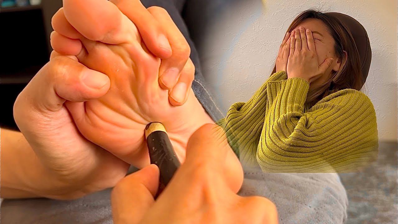 ASMR Сильная и слабая рефлексотерапия! Девушка делает себе полезный массаж стоп
