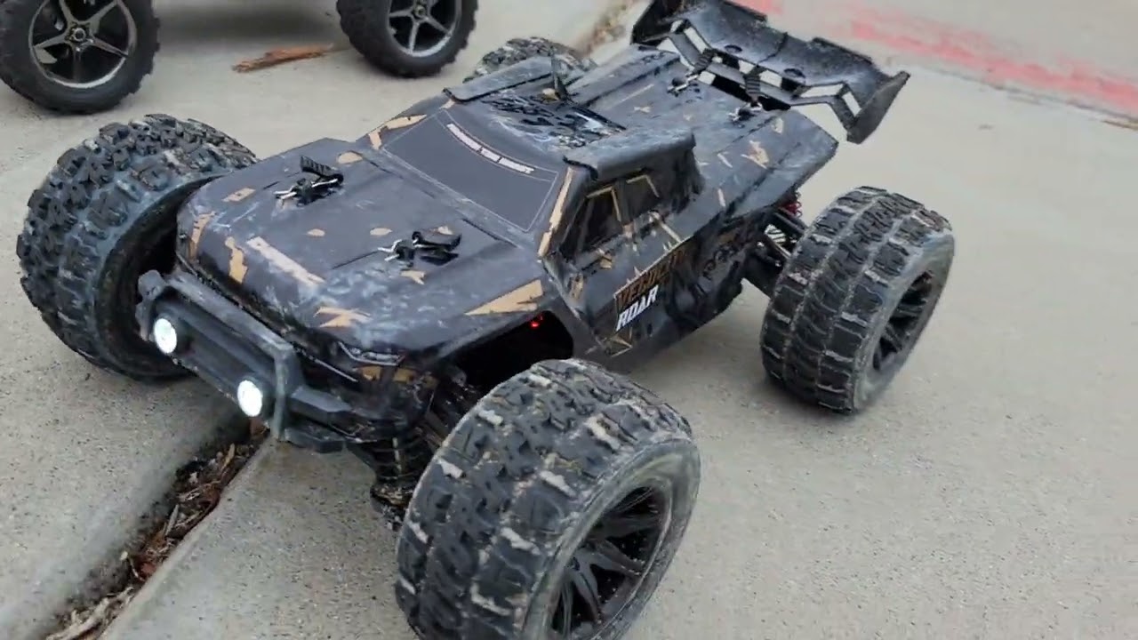 TRAXXAS mini EREVO vs. DEERC 14210