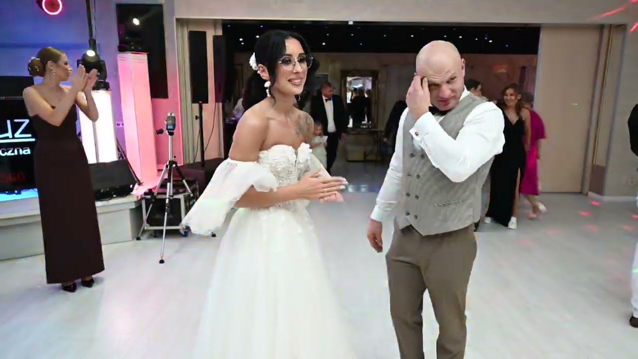 Z bukietem róż ...  Klaudia  i  Maciej-  (sala Toast w  Baboszewie)