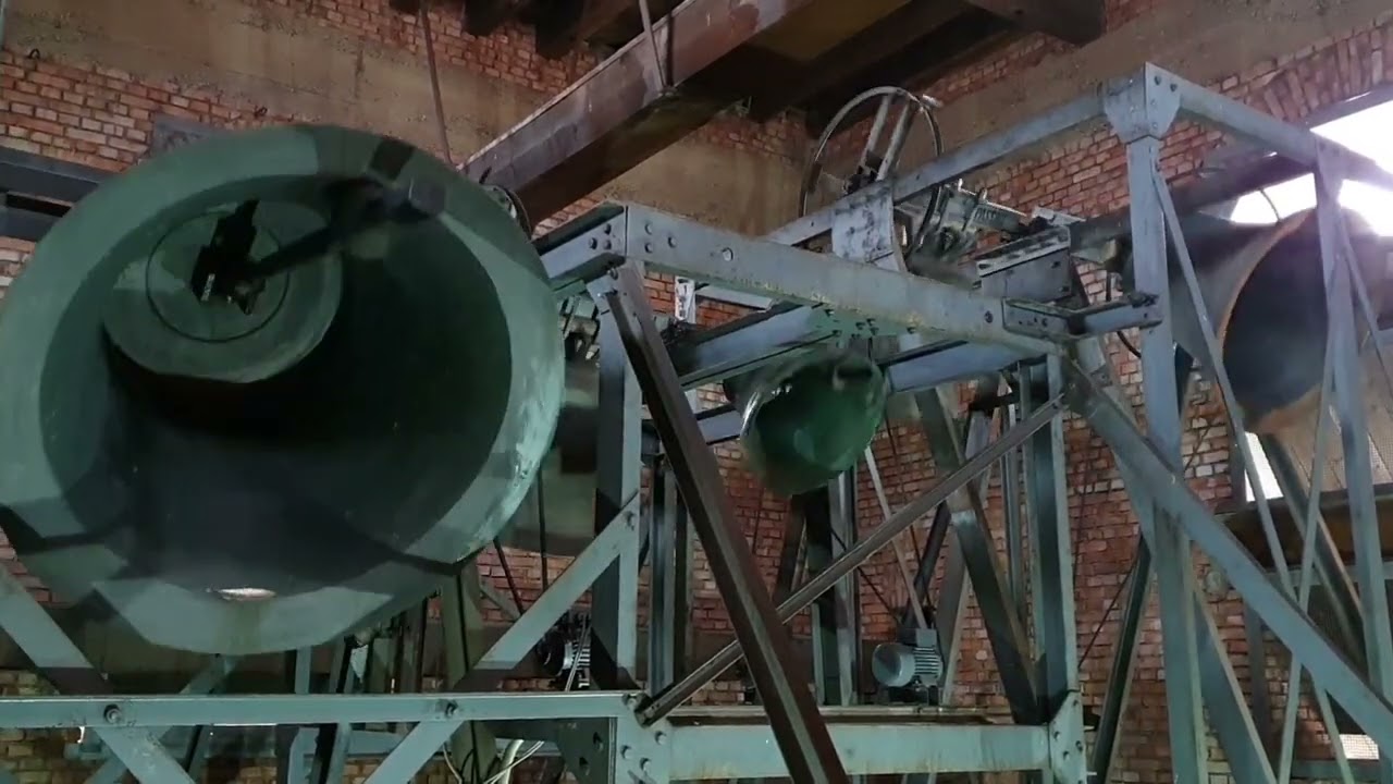 Amberg (AM) kath. Kirche zur heiligen Dreifaltigkeit: Glocke 1 und Vollgeläut (Turmaufnahme)
