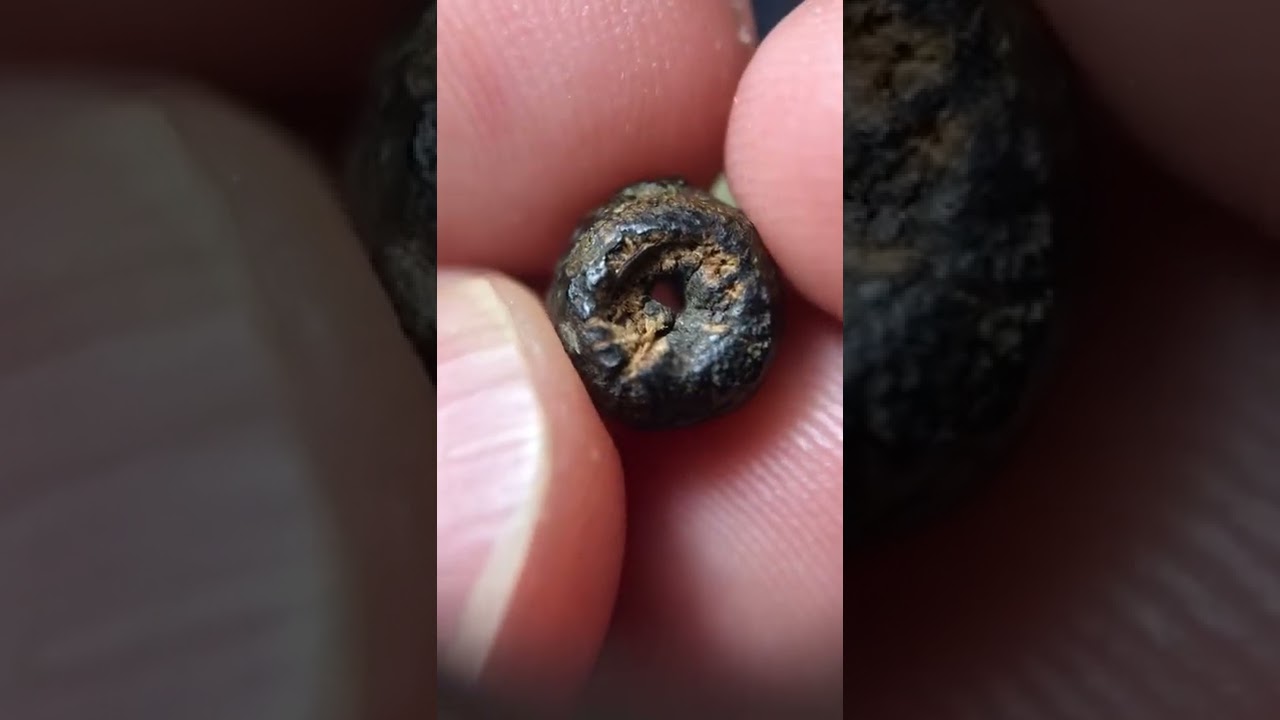 ตะกรุดโลกธาตุหลวงปู่ยิ้ม วัดหนองบัว Vsตะกรุดพิศมรใบลานครูบาวัง วัดบ้านเด่น ไม่แน่ใจว่าเป็นครูบานันตา