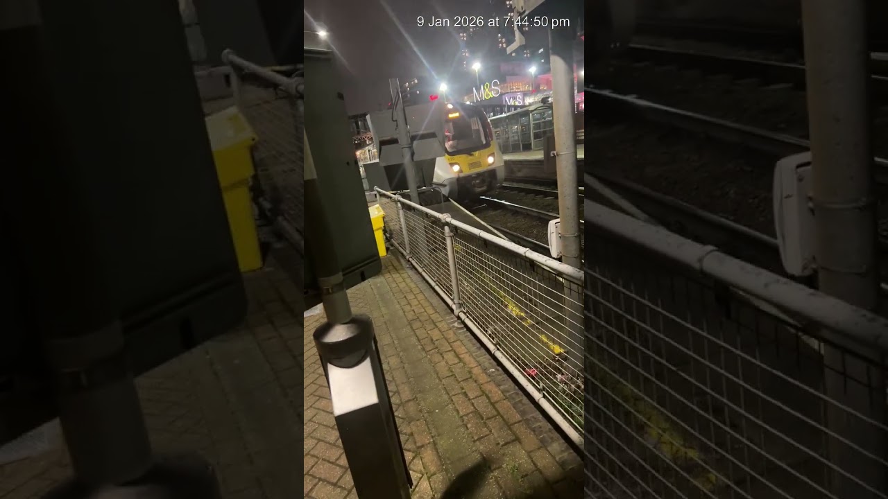 Рейсы Greater Anglia 720520 и 533 прибывают в Стратфорд и отправляются из него в Саутенд Виктория...