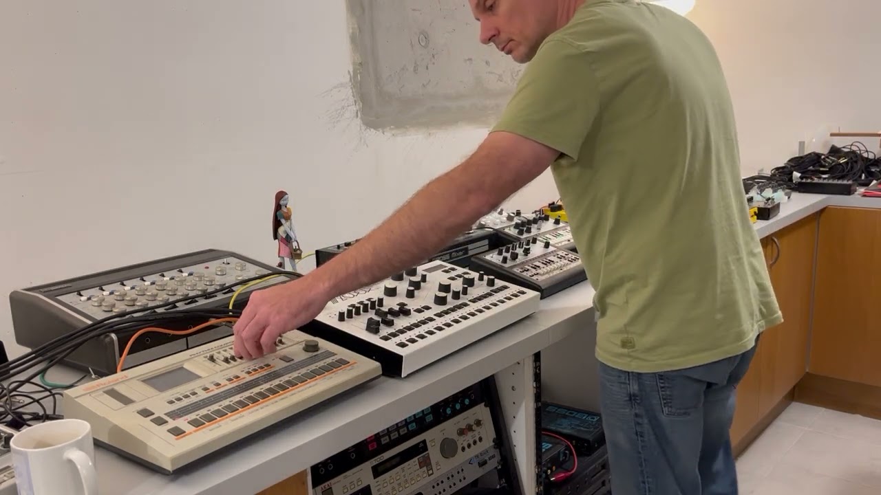 Acid happy accidents? 4 303 clones and TR 707 - and 0 programmed patterns  je m'en fous :D