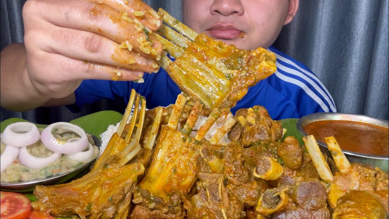 EATING DELICIOUS SPICY MUTTON RIBS CURRY & MUTTON LEG PIECE & EXTRA GRAVY || NORTHEAST INDIA