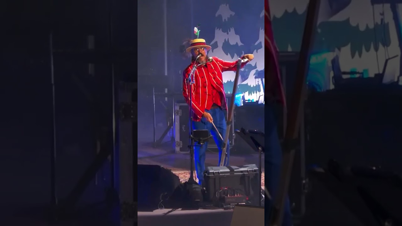 Заглавная песня из &laquo;Южного парка&raquo; вживую в Red Rocks с Лесом Клейпулом.