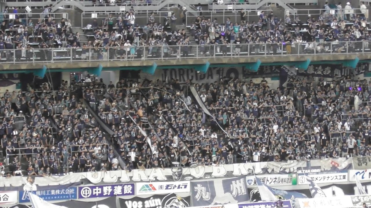 アップ前から福岡サポーターがダービーチャントを歌いバチバチの雰囲気になるスタジアム