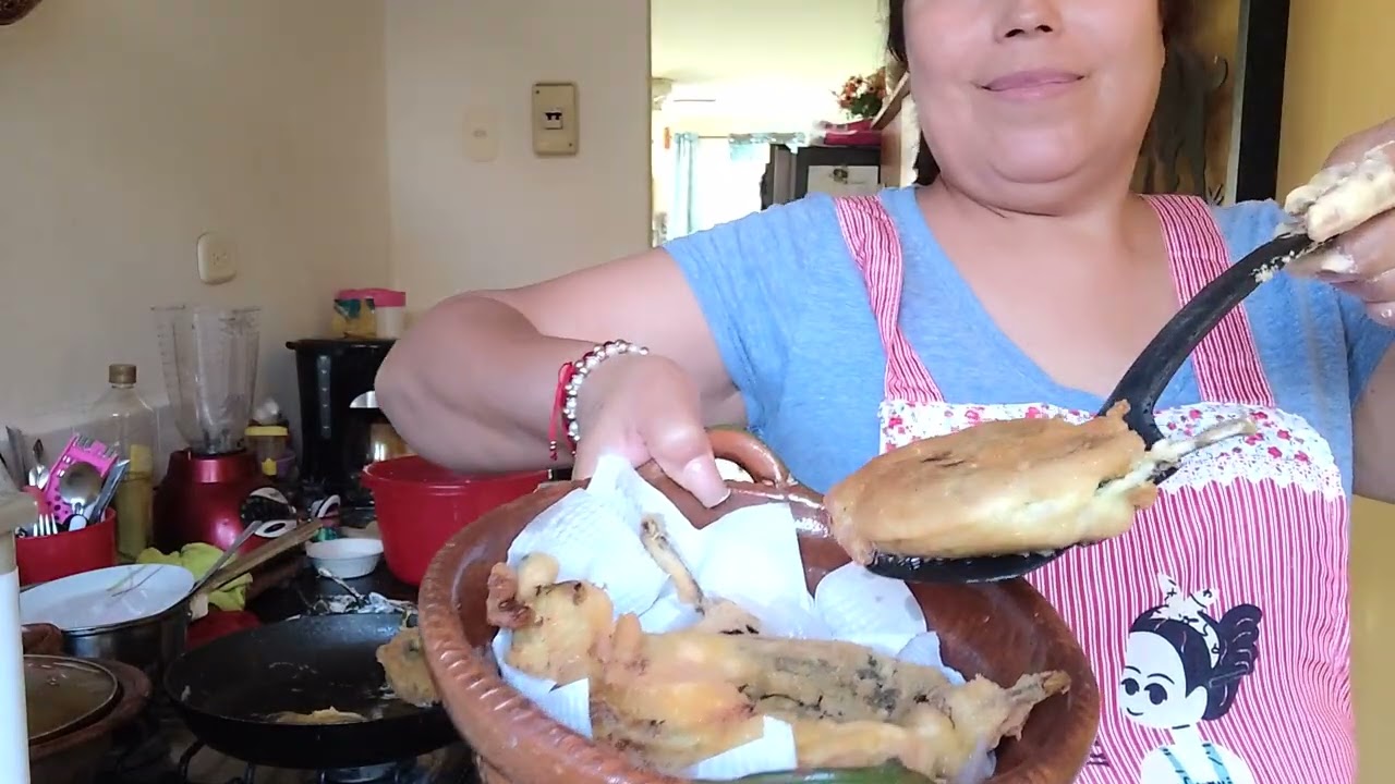 Hola. Amigas. amigos.quí les dejo un vídeo.. preparando chiles rellenos.