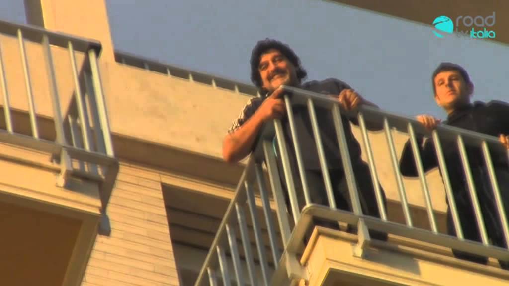 Maradona ritorna a Napoli, balla con i tifosi napoletani dal balcone dell'hotel. Esclusiva RDTV