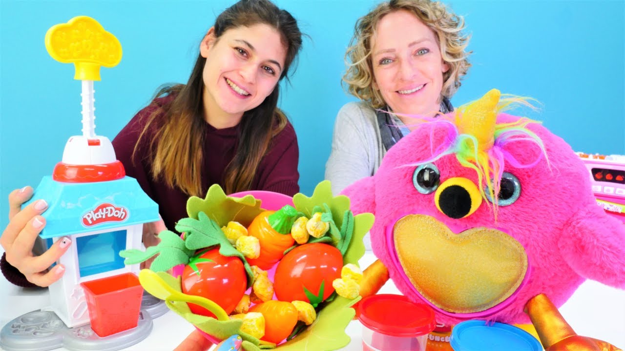 Oyuncak Kafe. Kuş için patlamış mısırlı salata yapıyoruz! Yemek yapma. Çocuk videosu