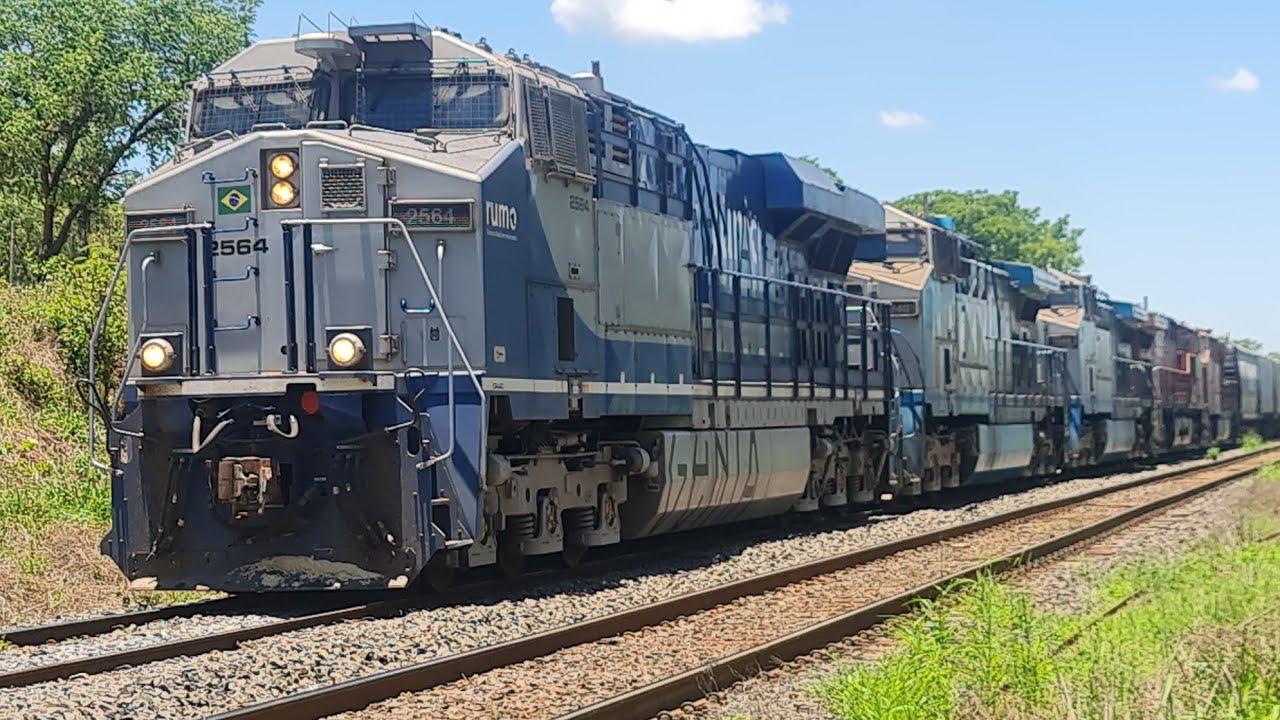 Trem vazio cruzando no pátio do Conde com trem carregado e depois seguindo para Araraquara 