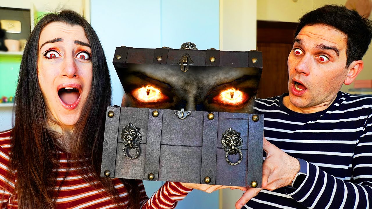 NON APRIRE QUELLA SCATOLA!!!IL BAULE DEL TERRORE DI DRACULA!!*STORIE PAUROSE*